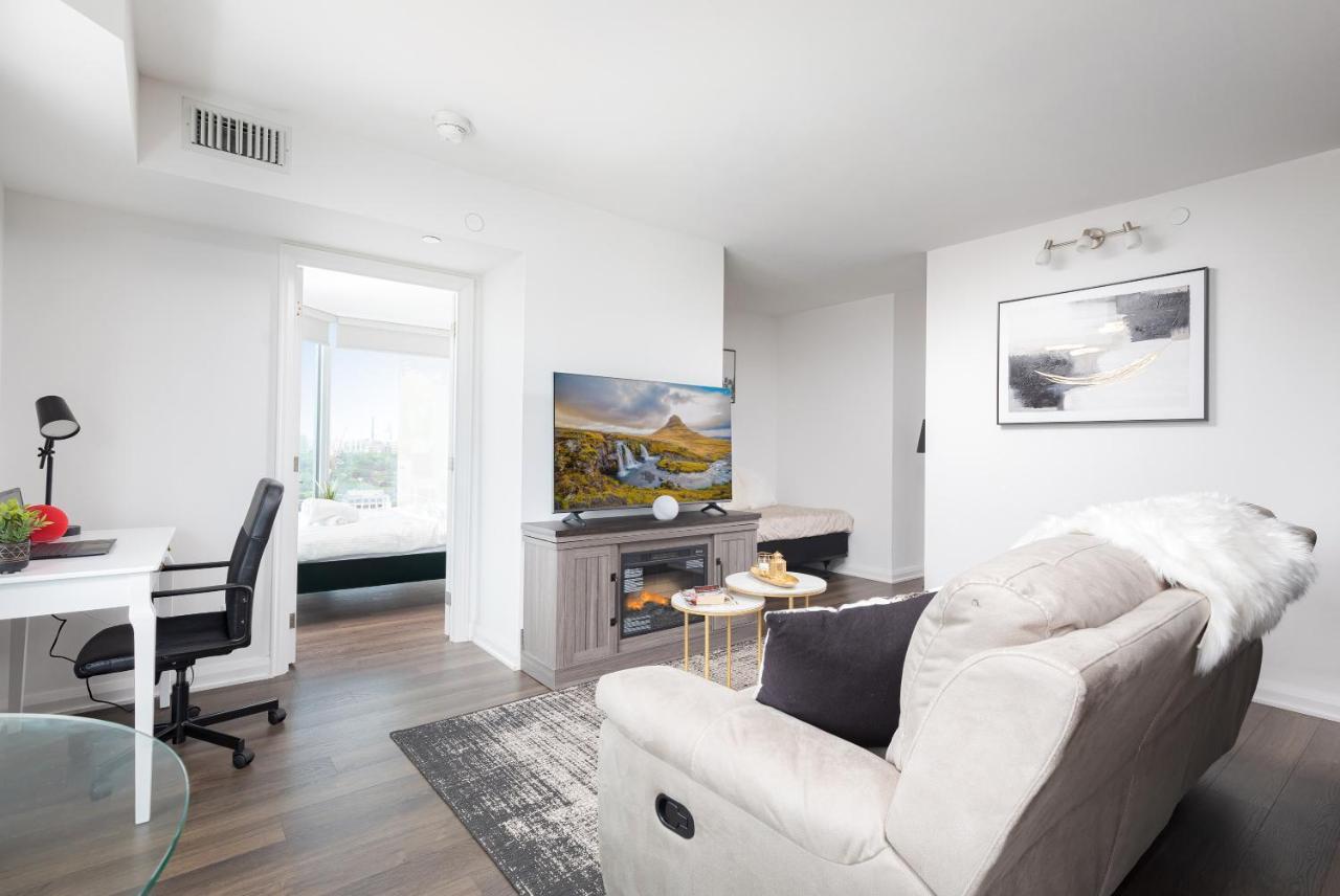 Luxury 2-Bedroom Apartment In Yorkville With The Best City View In Downtown 多伦多 外观 照片