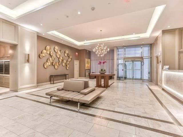 Luxury 2-Bedroom Apartment In Yorkville With The Best City View In Downtown 多伦多 外观 照片