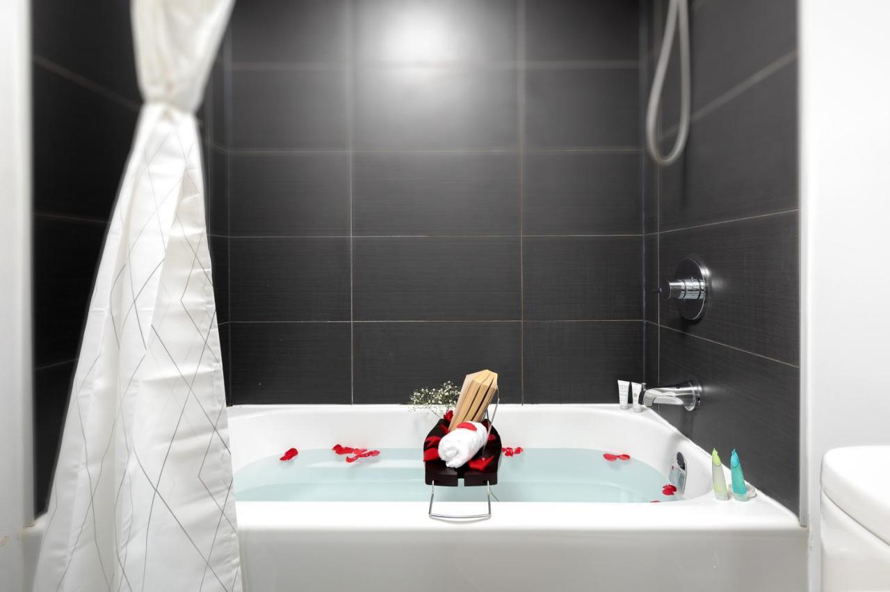 Luxury 2-Bedroom Apartment In Yorkville With The Best City View In Downtown 多伦多 外观 照片