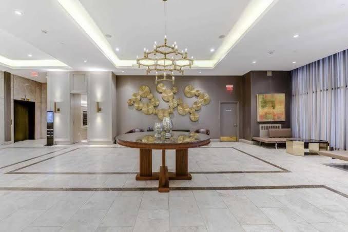 Luxury 2-Bedroom Apartment In Yorkville With The Best City View In Downtown 多伦多 外观 照片