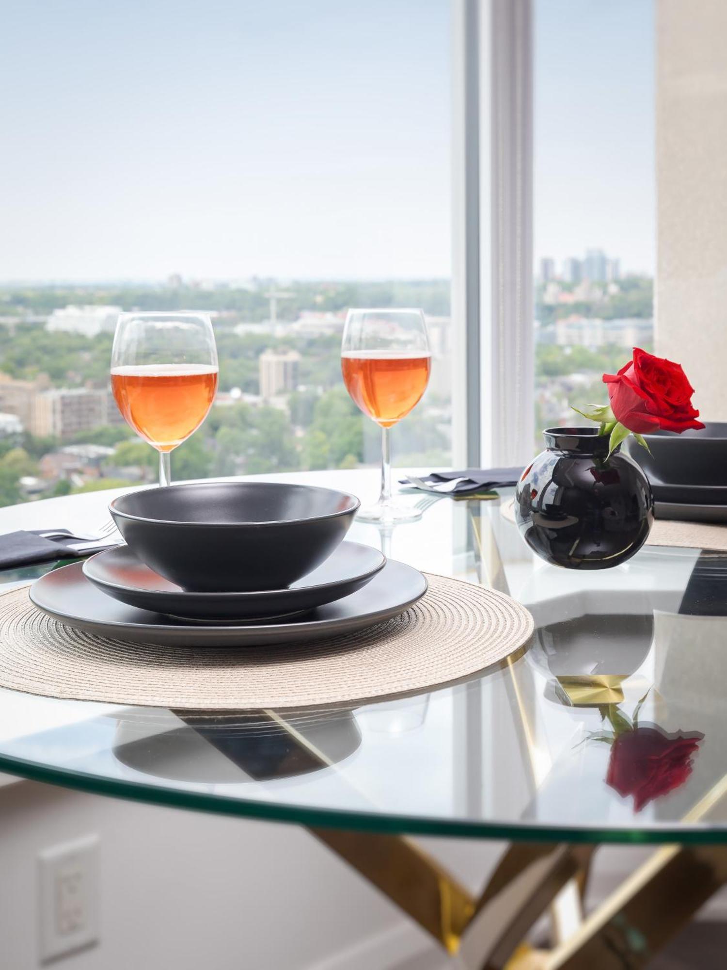 Luxury 2-Bedroom Apartment In Yorkville With The Best City View In Downtown 多伦多 外观 照片