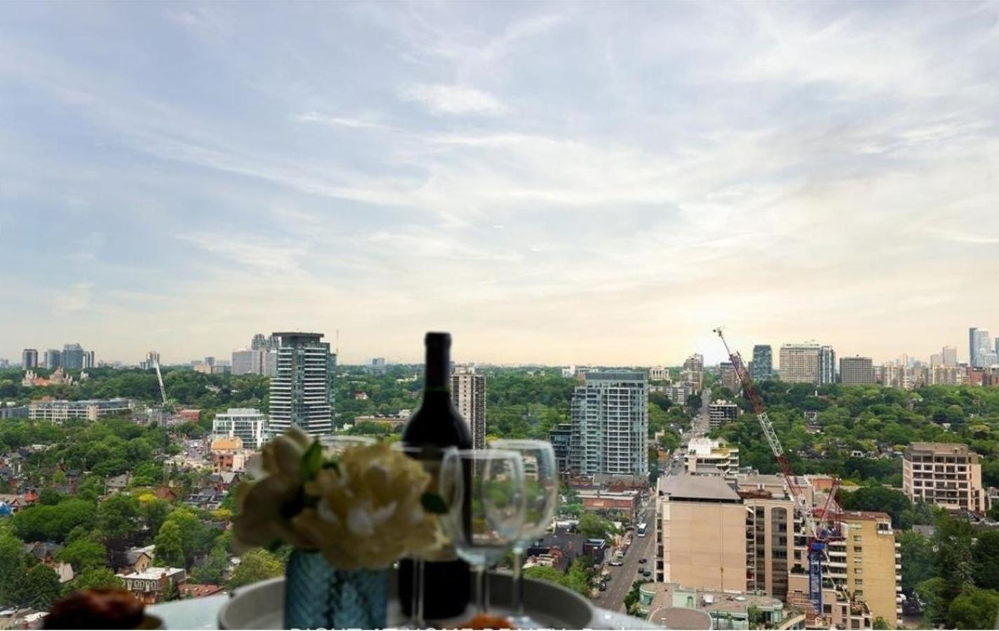 Luxury 2-Bedroom Apartment In Yorkville With The Best City View In Downtown 多伦多 外观 照片